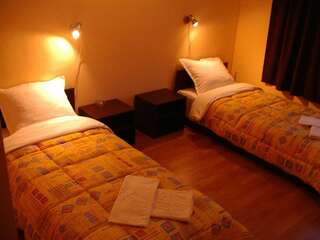 Отель МОТЕЛ СИТИ Пловдив Двухместный номер с 2 отдельными кроватями и собственной ванной комнатой-4